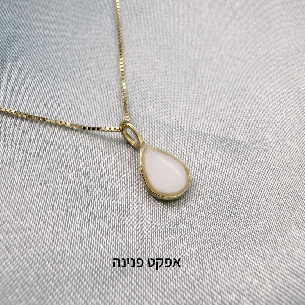 תליון זהב 14 קראט עם אבן חלב אם, אפקט פנינה — תכשיט נצחי עם טביעת אצבע