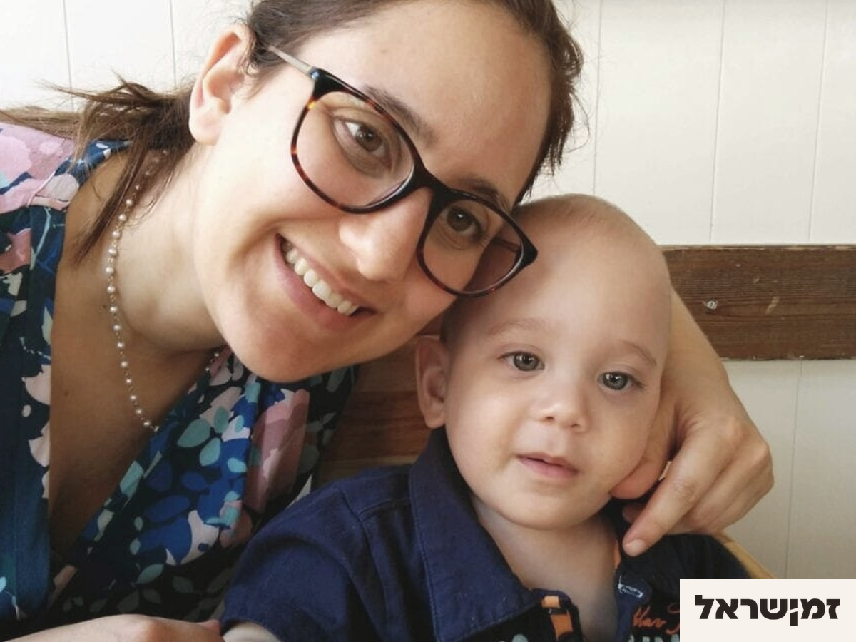 אישה מחייכת עם תינוק בחיקם, רגע של אהבה והנצחה